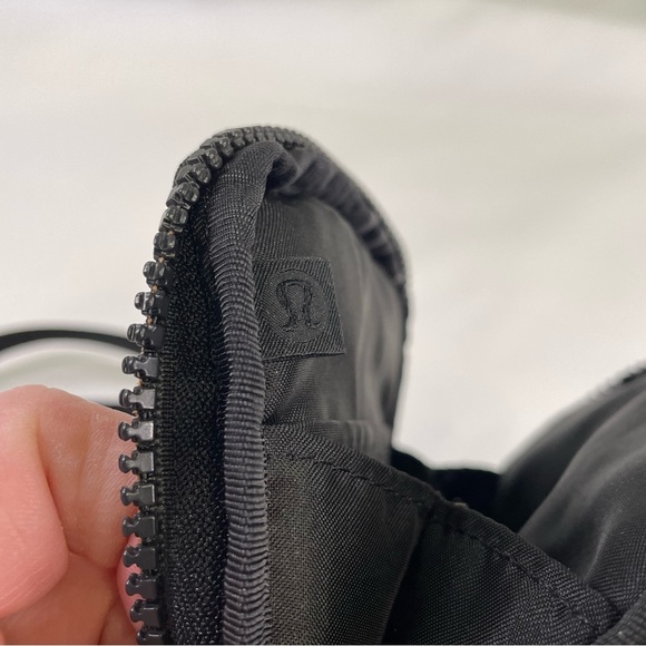 Lululemon black crossbody / waist convertible easy access belt bag - Picture 8 of 11